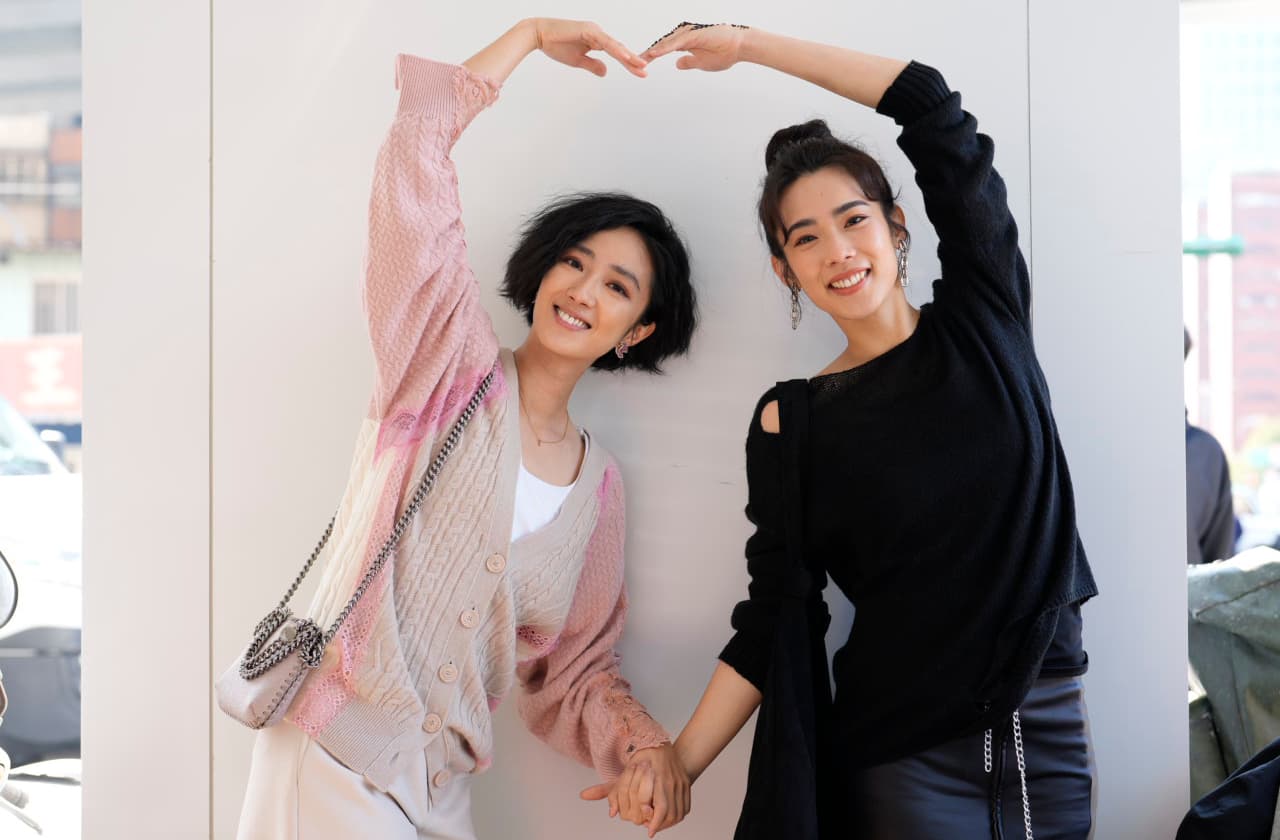 《台北女子圖鑑》中林思宇（右）飾演桂綸鎂（左）的妹妹，私下也培養出親姊妹般的好感情。（紅杉娛樂）
