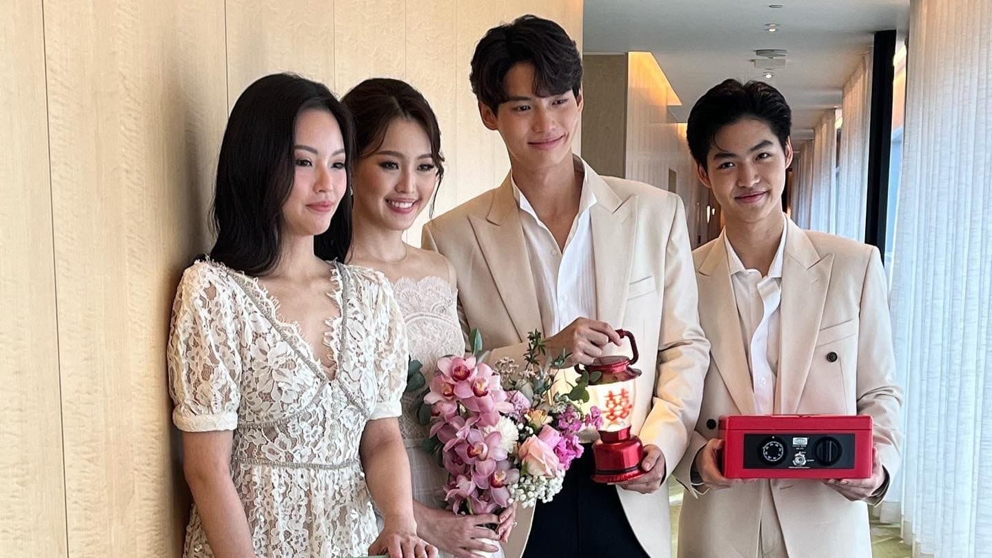 Win（右二）的二姐（左二）結婚，他們一家四姊弟合影。（翻攝Win姊姊的IG） 