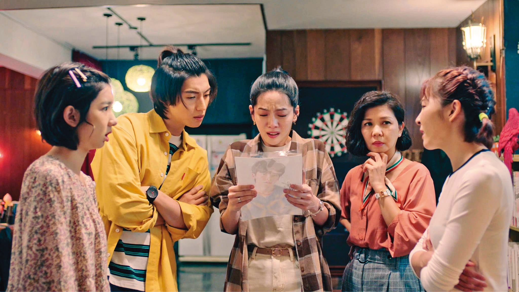 劉育仁（左二）最新作品，是在《無神之地不下雨》中飾演曾之喬（左三）的同事。右二為于子育。