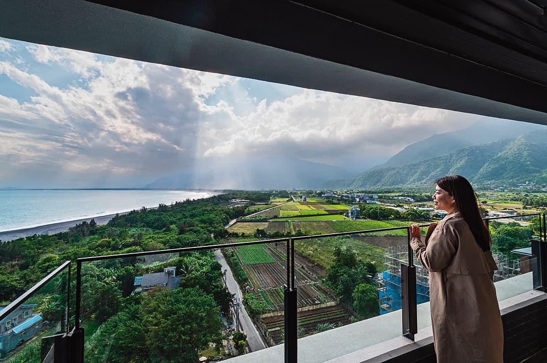 高樓層的「豪華海景套房」附有陽台，海景視野更加開闊。 