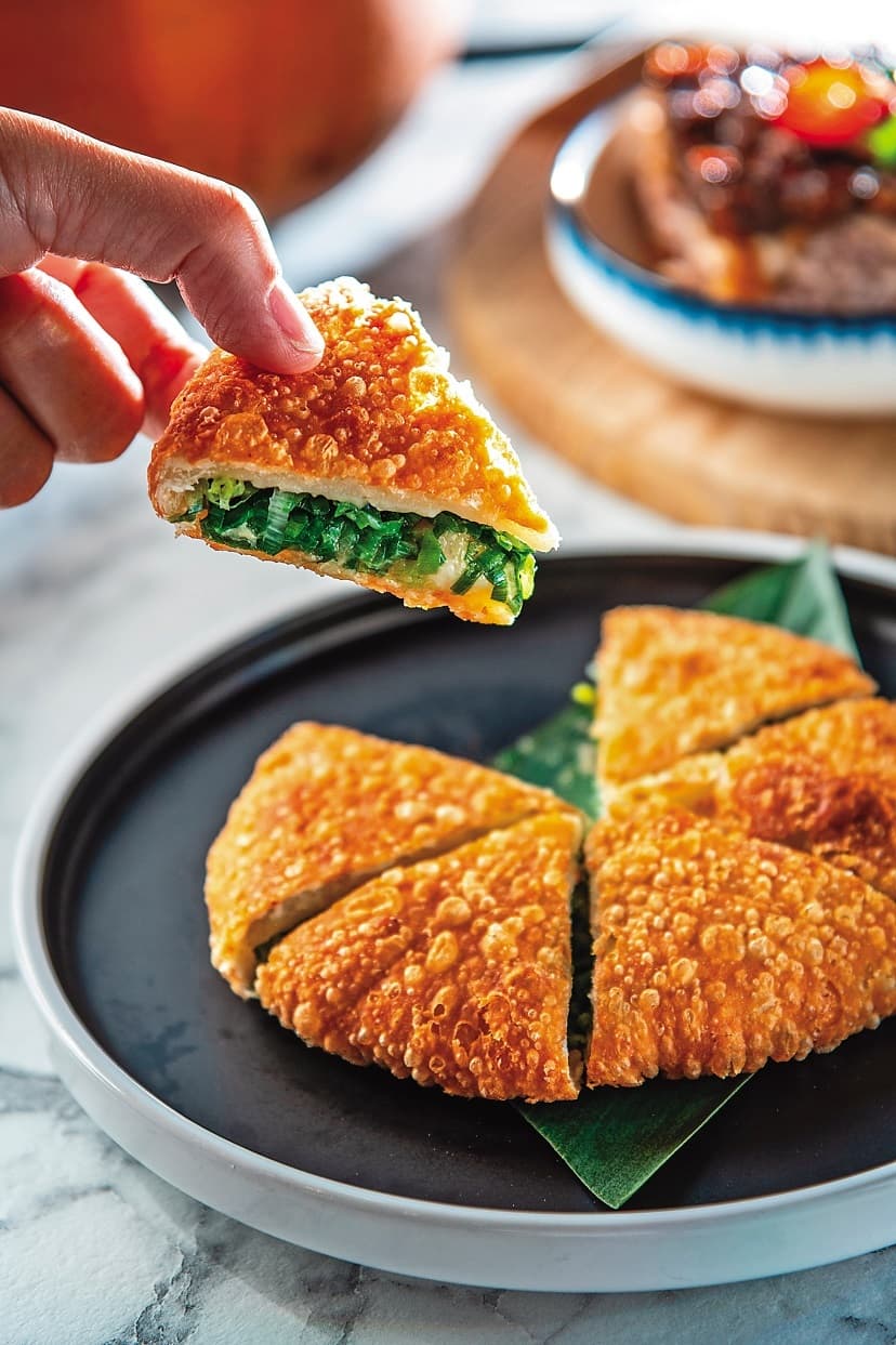 手工麵皮包入滿滿青蔥的「蔥油餅」，外皮酥脆具嚼勁。（180元／份）