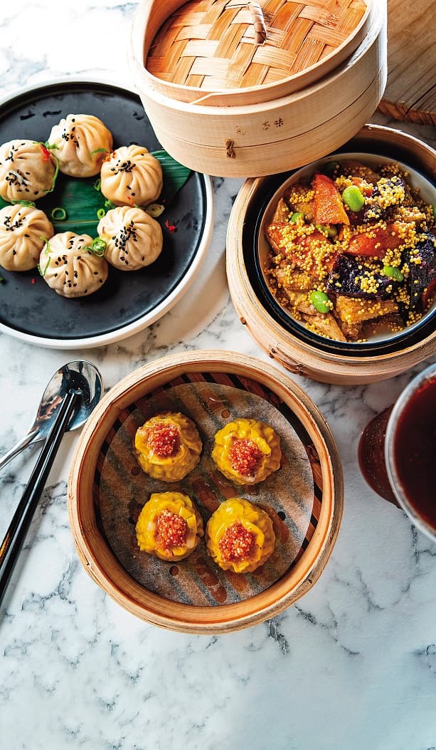 漫饗食堂的美味點心：「上海生煎包」（左後，180元／份）、「小米蒸四蔬」（右後，170元／份）與「飛魚卵燒賣」（前，150元／份）