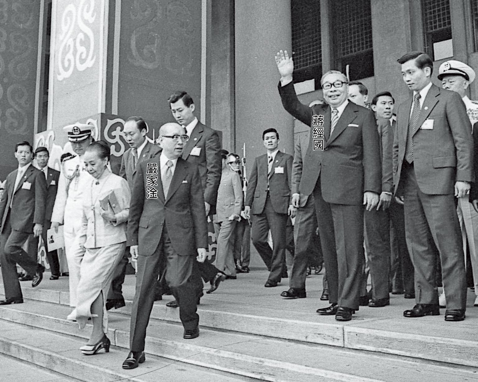 蔣中正過世後,嚴家淦依法繼任總統3年,在1978年卸任,交棒由蔣經國接任。(聯合知識庫)