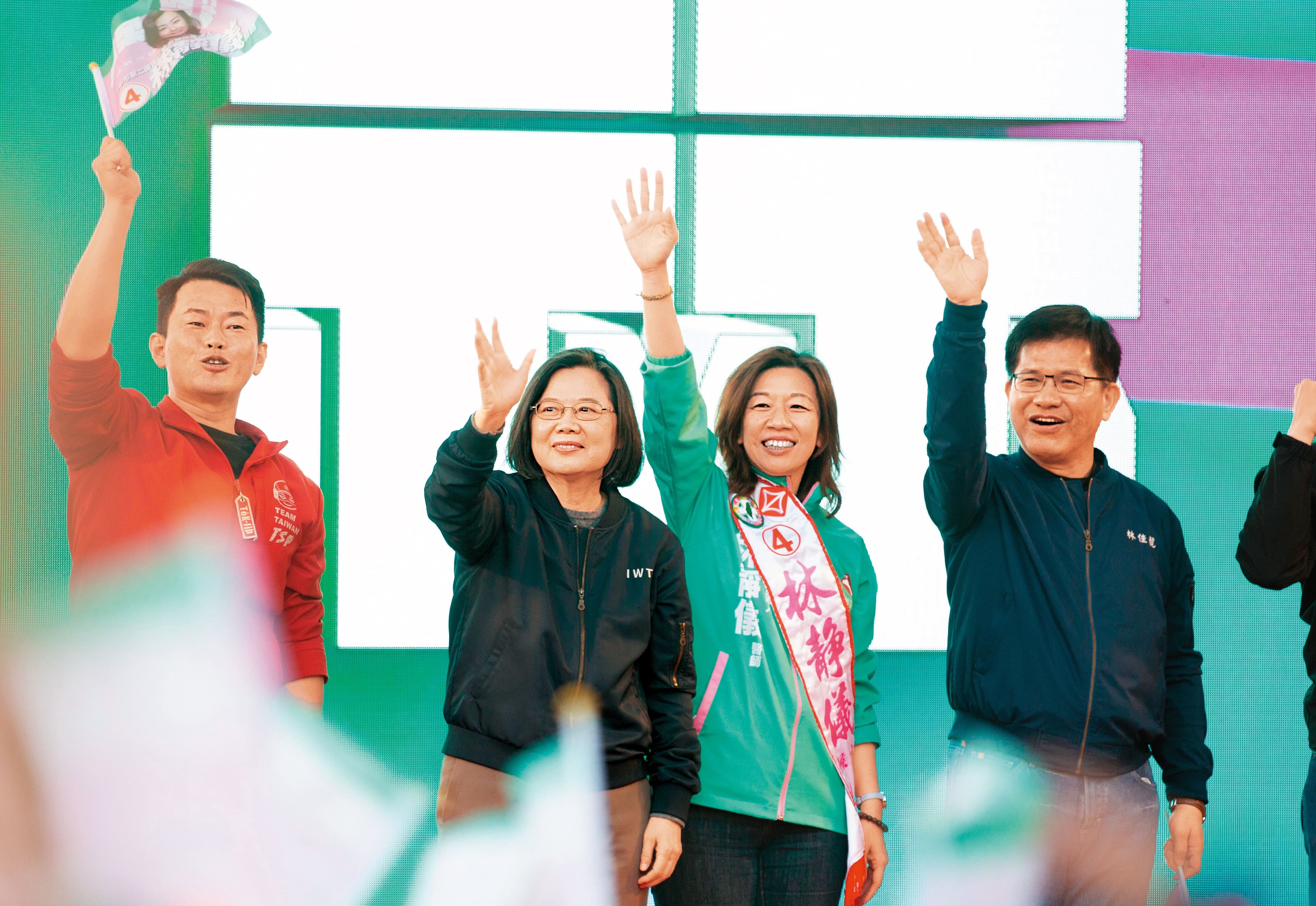 選前民進黨重兵集結中二選區，全力替林靜儀（右）拉抬造勢。