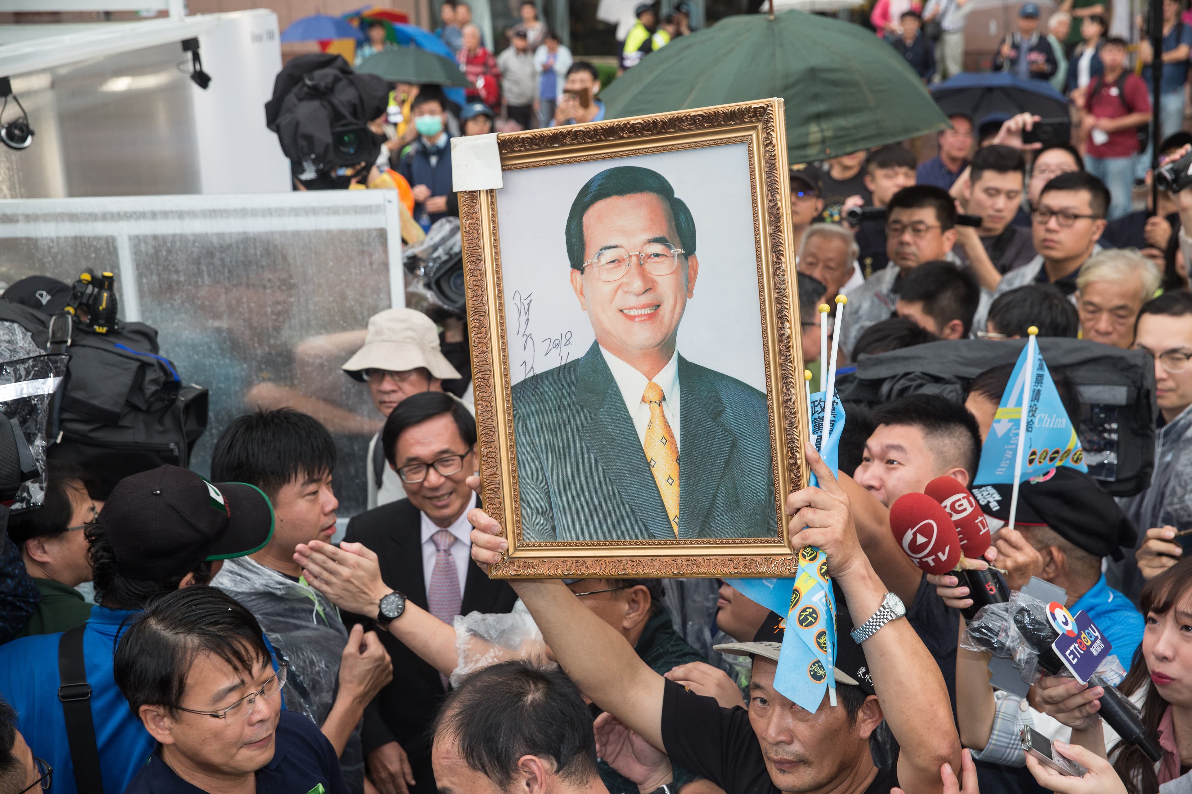 前總統陳水扁因龍潭購地弊案和101買官案，2010年12月入監服刑；圖為2019年民進黨黨慶。（本刊資料照）