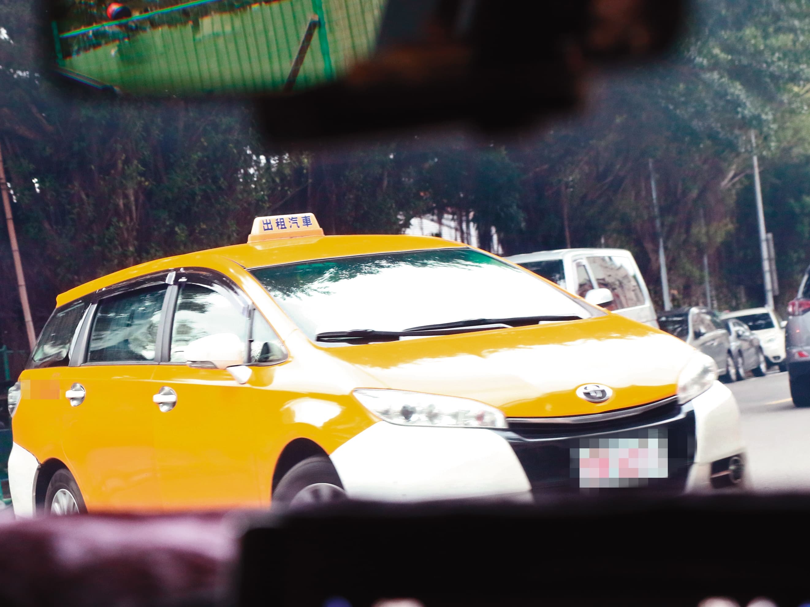 12/31 13:01 檢疫完後，王力宏依然在車陣保護之中回家，顯見很想低調。