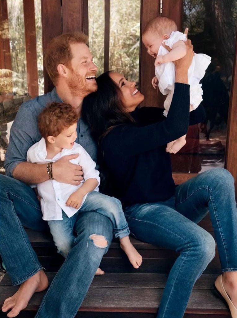 哈利與梅根去年公布一家四口耶誕卡，相當可愛。（翻攝Alexi Lubomirski IG）
