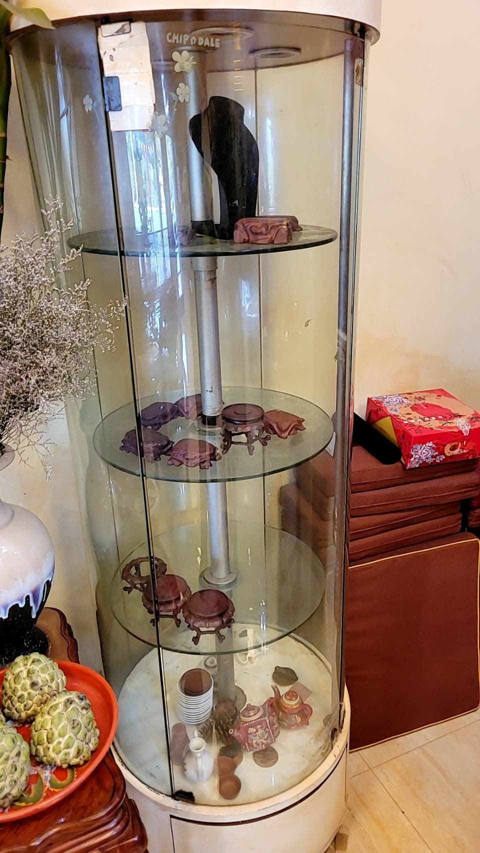 總價5百萬元的金飾擺在這個玻璃櫃內被盜走。（警方提供）