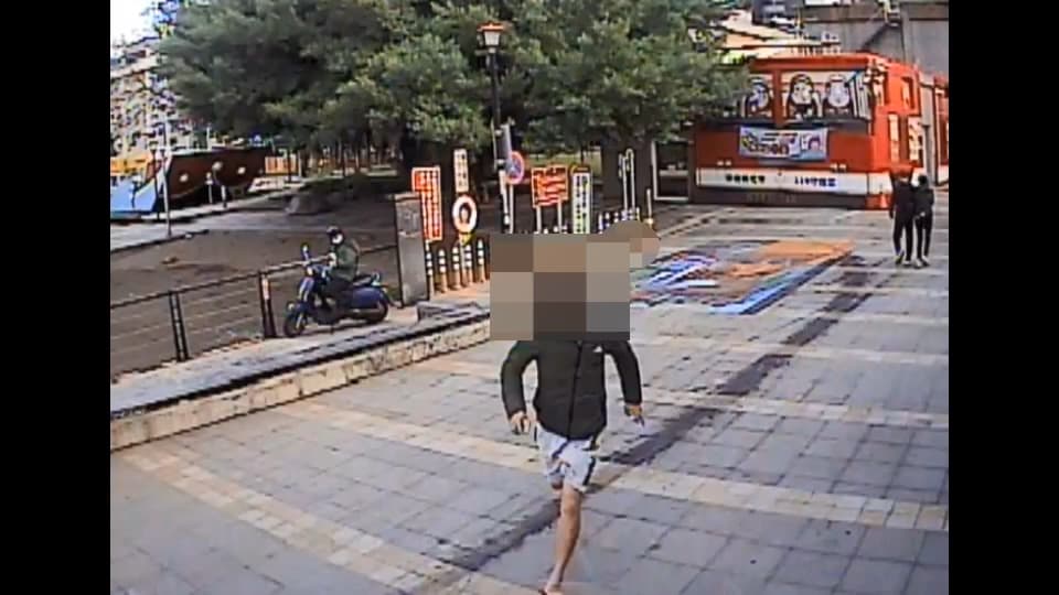 張男通緝犯身分被發現後，拔腿狂奔逃跑。（翻攝畫面）