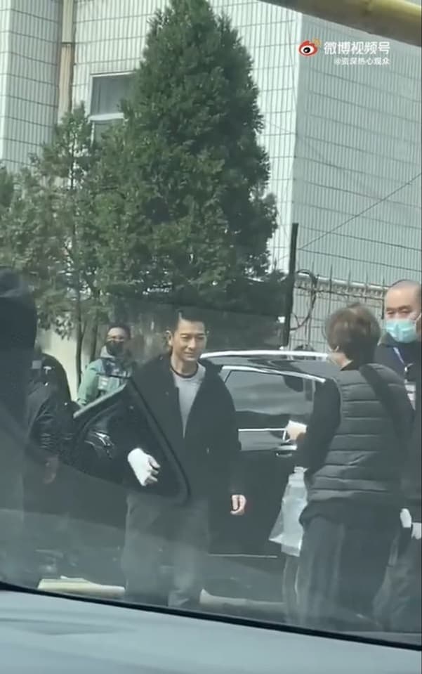 劉德華去年10月曾被拍到手纏繃帶的照片，當時網上傳他疑似拍戲受傷。（微博圖片）