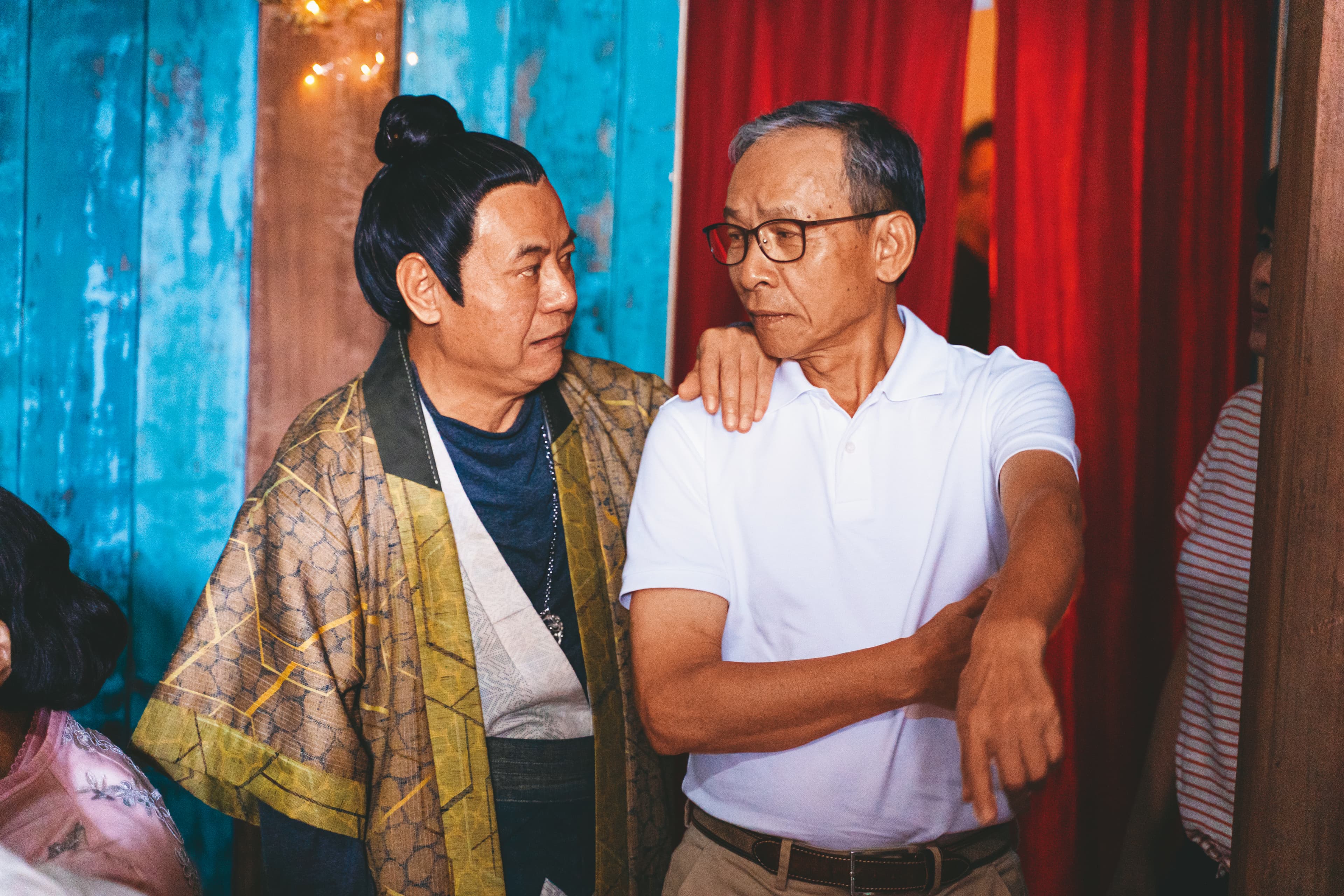 藝術總監吳念真（右）與主演蔡振南（左）是多年好友，在片場有許多有趣互動 。（武童文化提供）