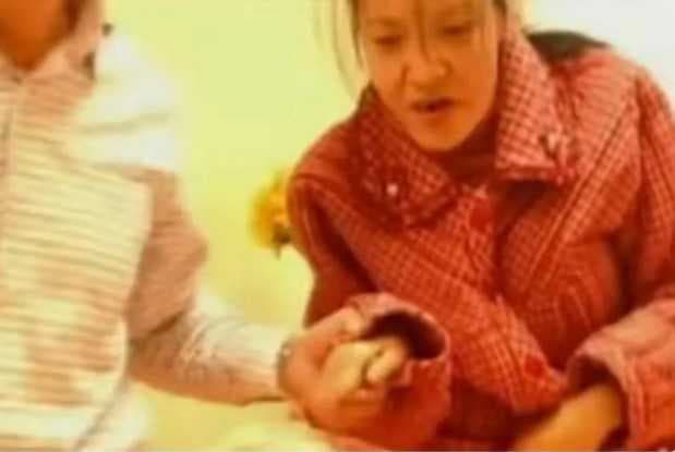 吳桂英接受治療後，慢慢恢復正常生活 。（翻攝自微博）