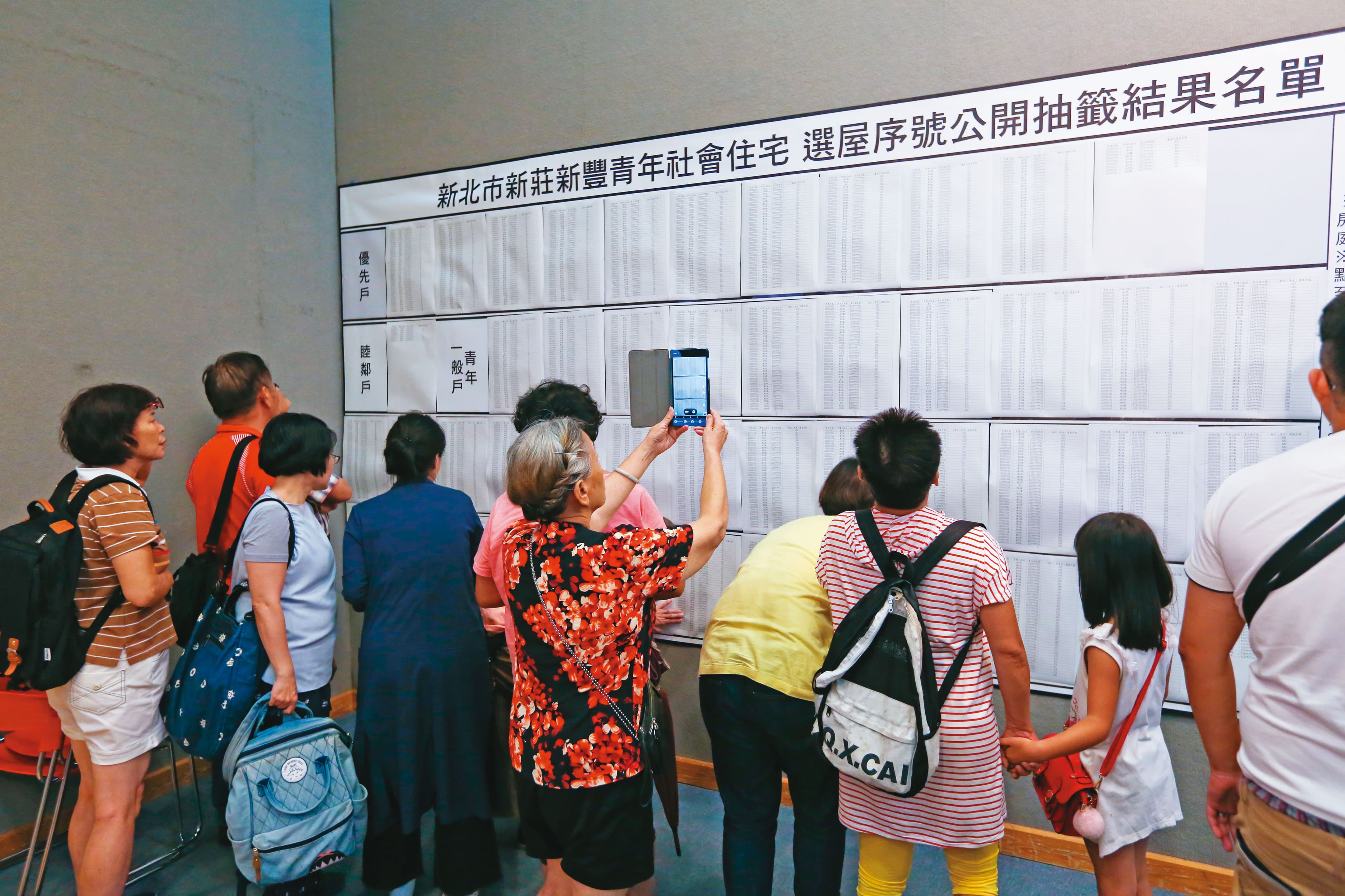 社會住宅只租不售，透過低於市場行情的租金出租，降低民眾居住費用。