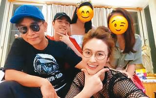 吳宗憲日前秀出與4名子女的合照，看起來幸福洋溢。（翻攝吳宗憲Jacky Wu臉書）