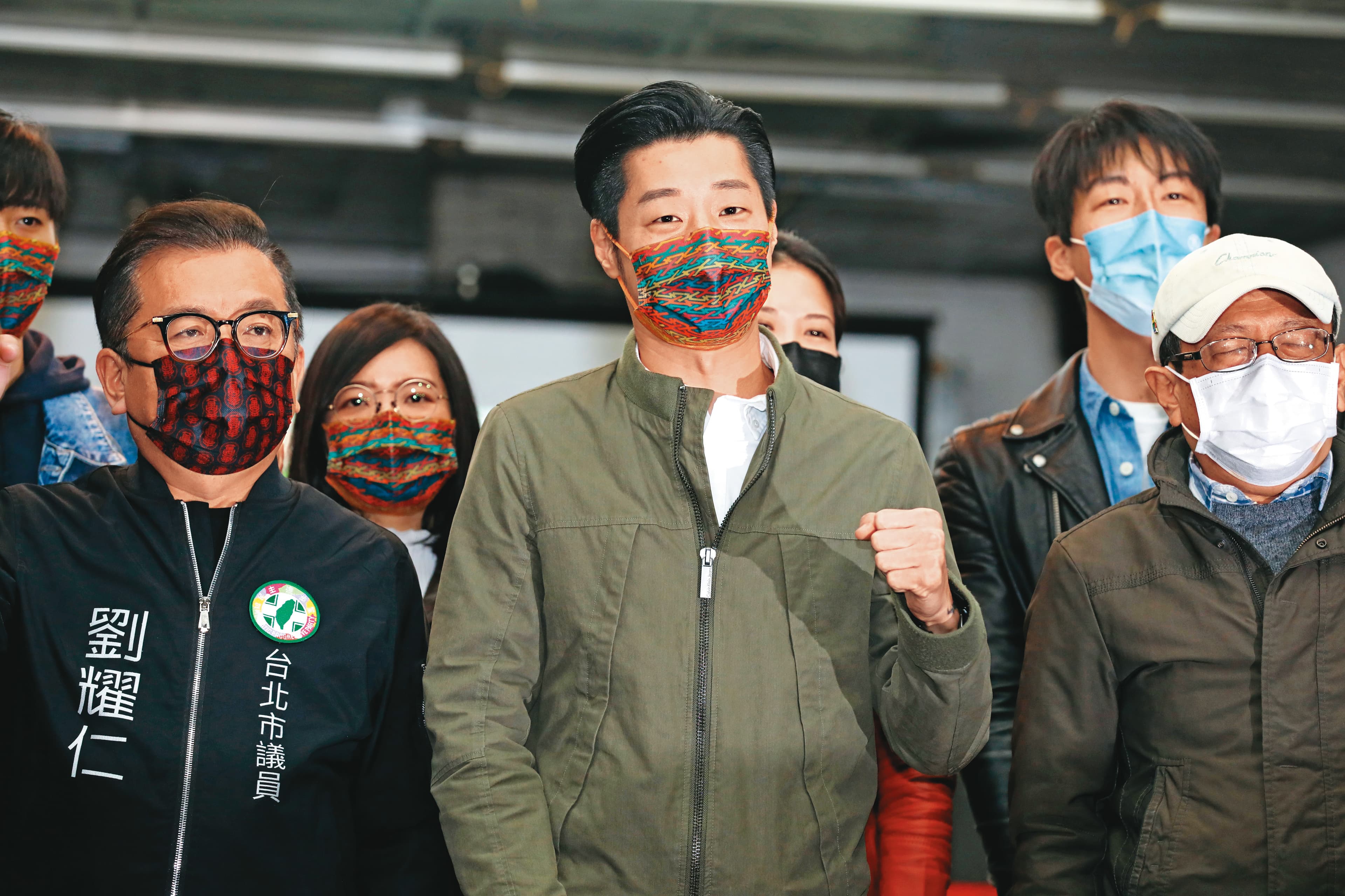 罷昶案投票結果同意票大於不同意票，但距門檻仍差臨門一腳，藍營將矛頭指向黨中央未積極參與。圖為9日開票後，林昶佐出面受訪。