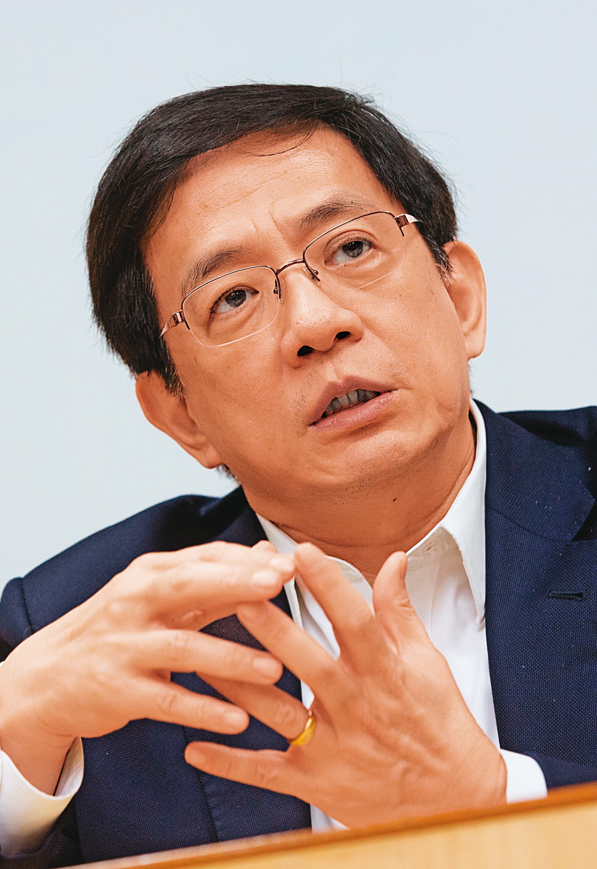 台大校長管中閔匿名替《壹週刊》寫評論曾引發爭議，台灣政府憂心，類似這樣的匿名評論者身分，也可能因港方清算、交易而曝光。