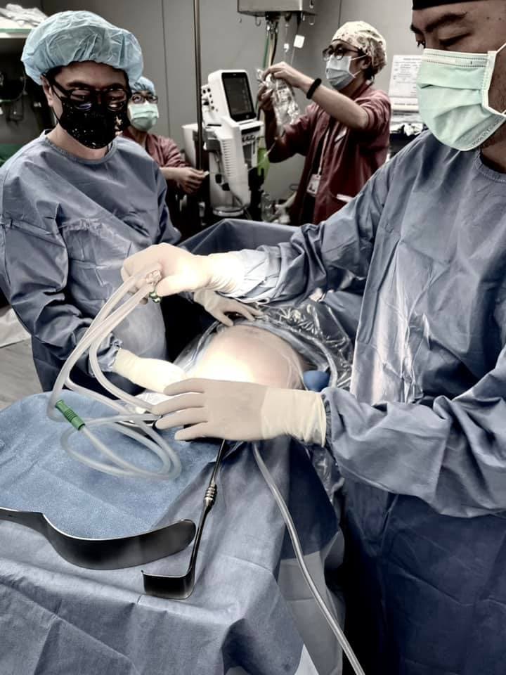 婦產科醫師蘇怡寧遇到陪媳婦看診的婆婆，要求「X月X號11點16分」讓她抱孫。（翻攝自蘇怡寧醫師愛碎念臉書）