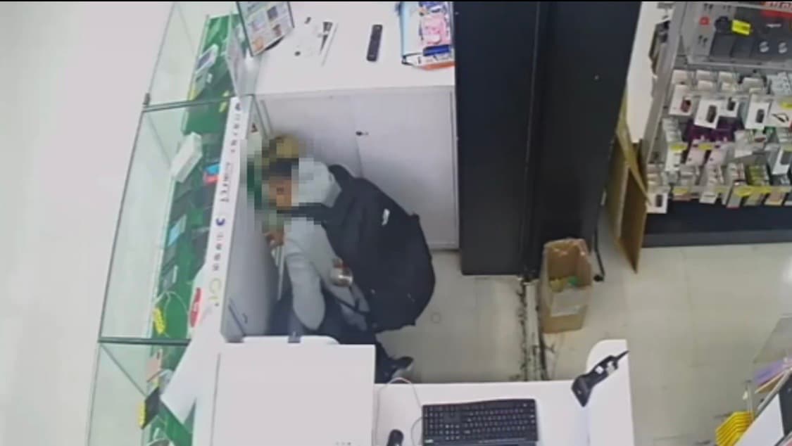 竊嫌偽裝顧客偷東西。（警方提供）