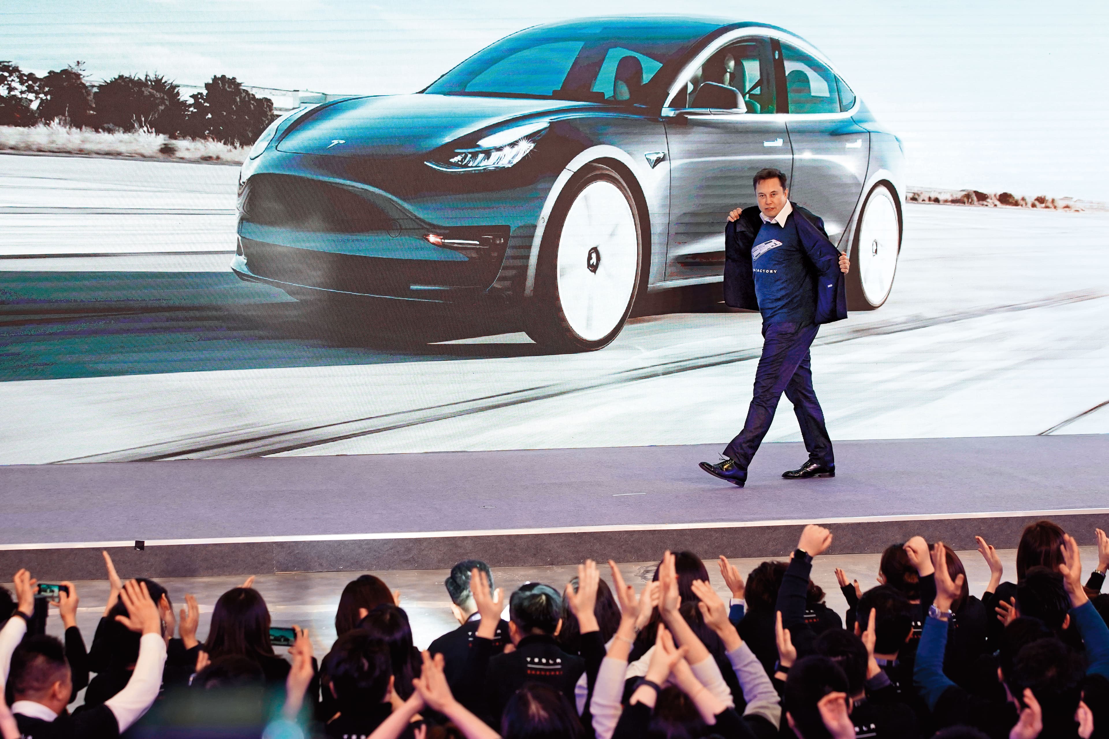 特斯拉創辦人馬斯克對自家車款續航力頗具信心，但充電樁不夠、電力焦慮仍是一大障礙。（達志影像）