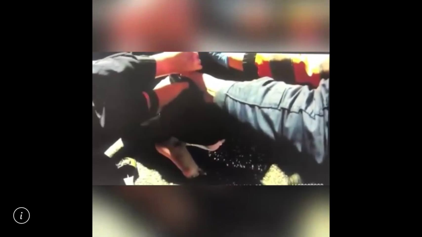 何女被打到鞋子都掉了，還因被噴辣椒水不斷哭泣。（警方提供）