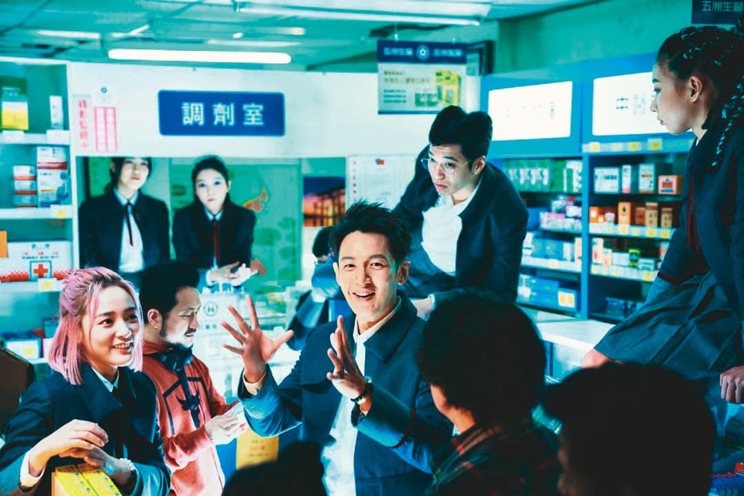 柯震東（左三）與王淨（左一）主演的《月老》還在上映，他下一部片就與王淨的男友宋柏緯合作，與兩人好有緣。（翻攝自九把刀臉書）