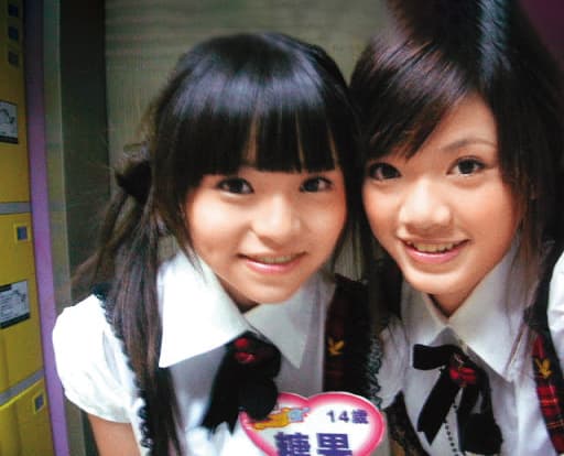 2007年，才14歲的斯亞（左）以「糖果」之名成為黑澀會美眉。右為蒂蒂（林妍柔）。（翻攝自《我愛黑澀會》後援會部落格）