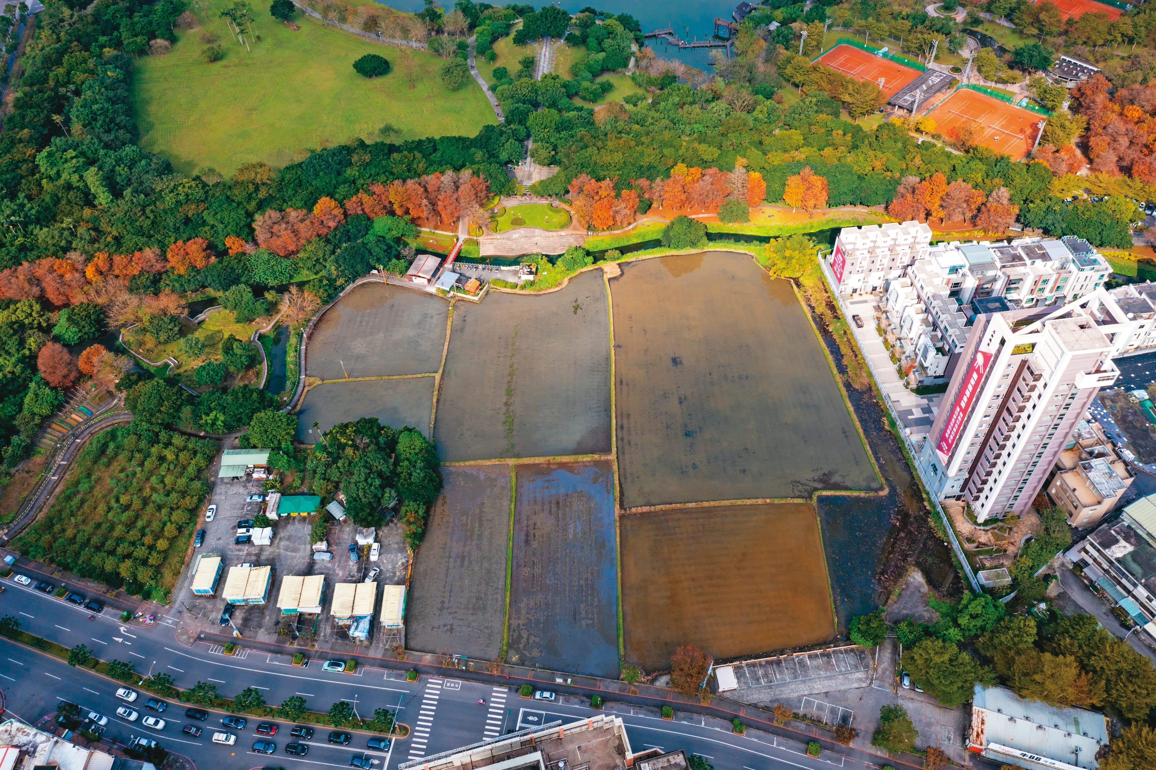 檢廉懷疑羅東土地都市計畫變更案涉弊，開發利益龐大，10名縣府官員遭列為被告調查，其中2人被收押禁見。