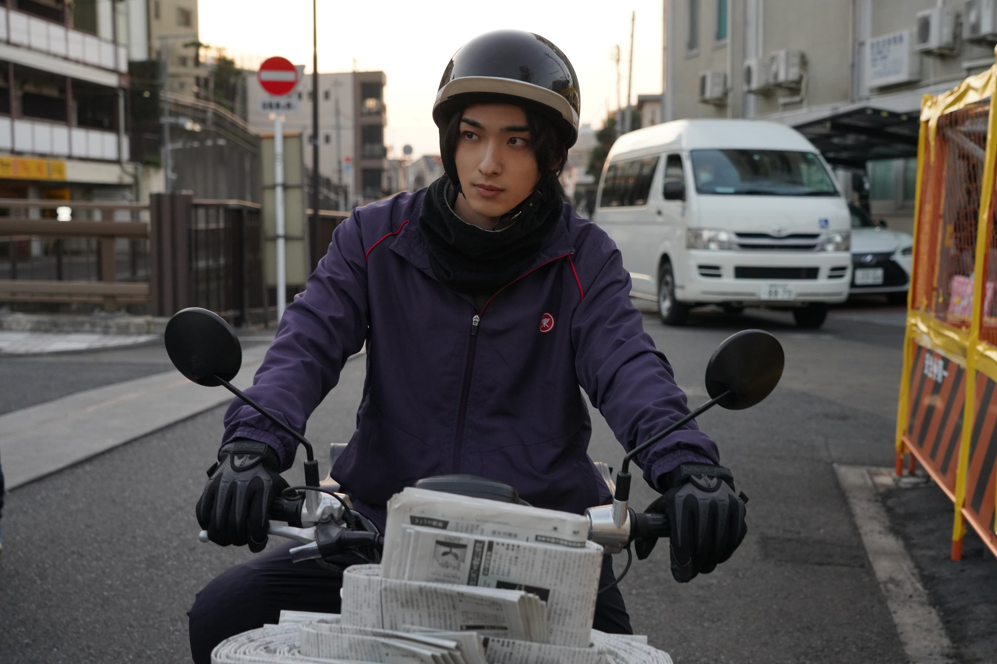橫濱流星在劇中飾演一名大學生，靠送報來賺取大學學費。（Netflix提供）