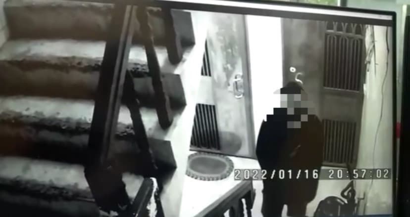 監視器拍下其中1名嫌犯身影。（翻攝畫面）