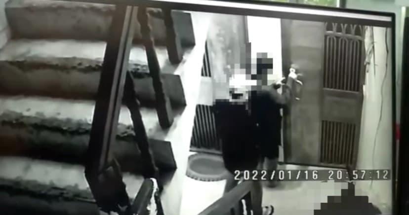 嫌犯進入被害人住處。（翻攝畫面）
