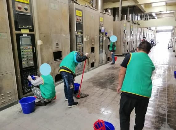 多名酒駕犯執行社會勞務，清潔火化場。（高雄地檢署提供）