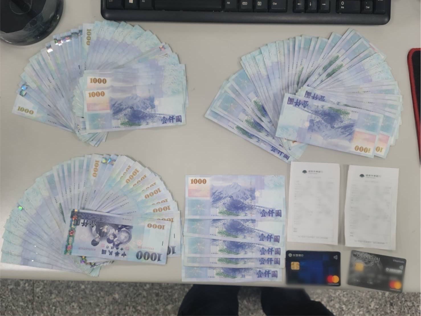 警方上前盤問楊女，在她身上起出12.5萬元現金。（警方提供）