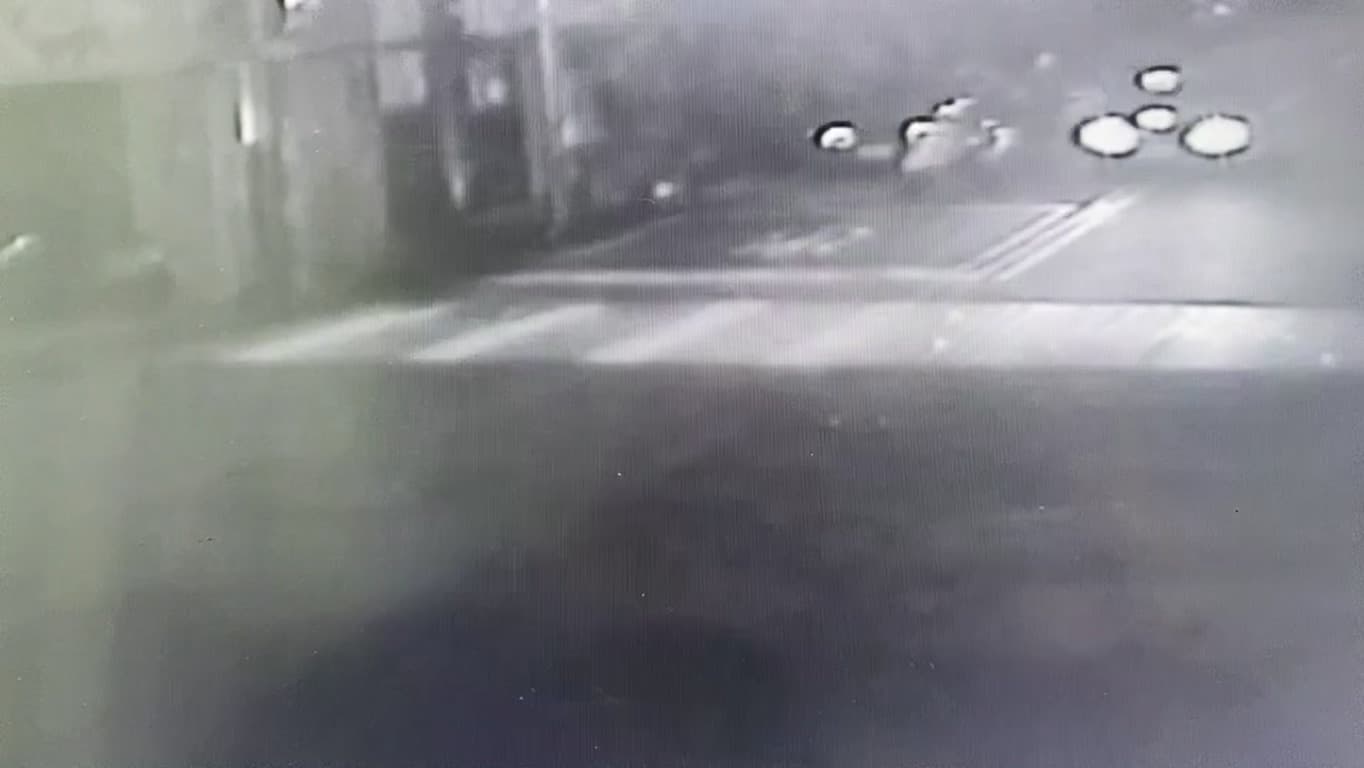 員警經過BMW車旁攔查車輛。（警方提供）