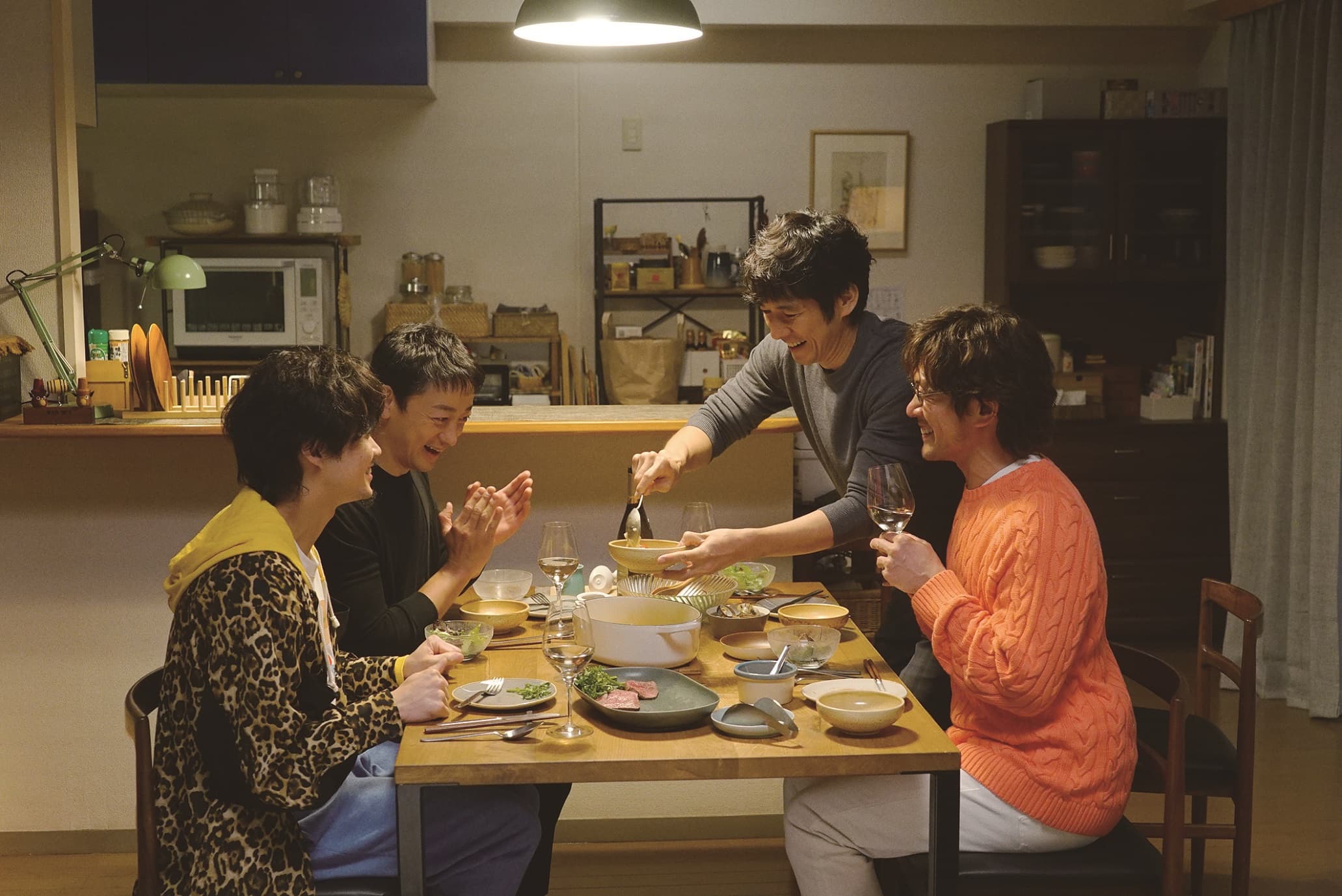 《電影版 昨日的美食》內野聖陽（右）有不少即興演出，讓西島秀俊（右二）直呼超Over。（車庫娛樂提供）