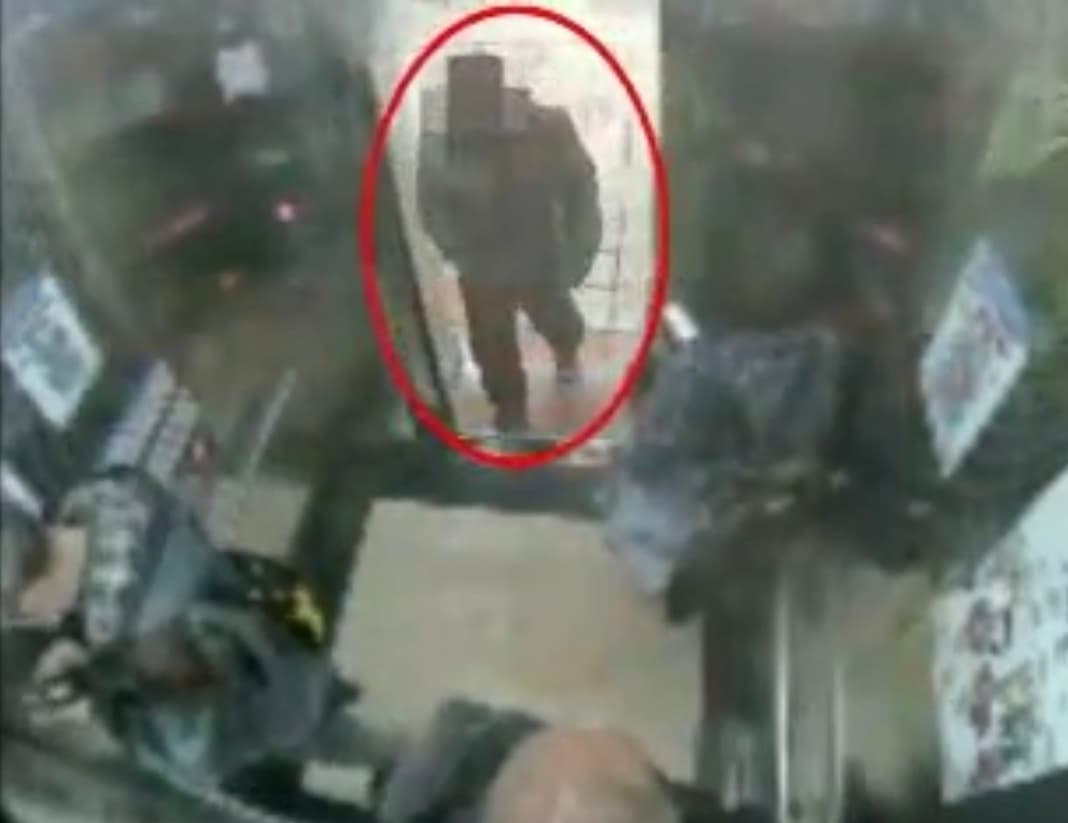 吳男趁捷運站電梯多人，偷摸女子臀部。（警方提供）