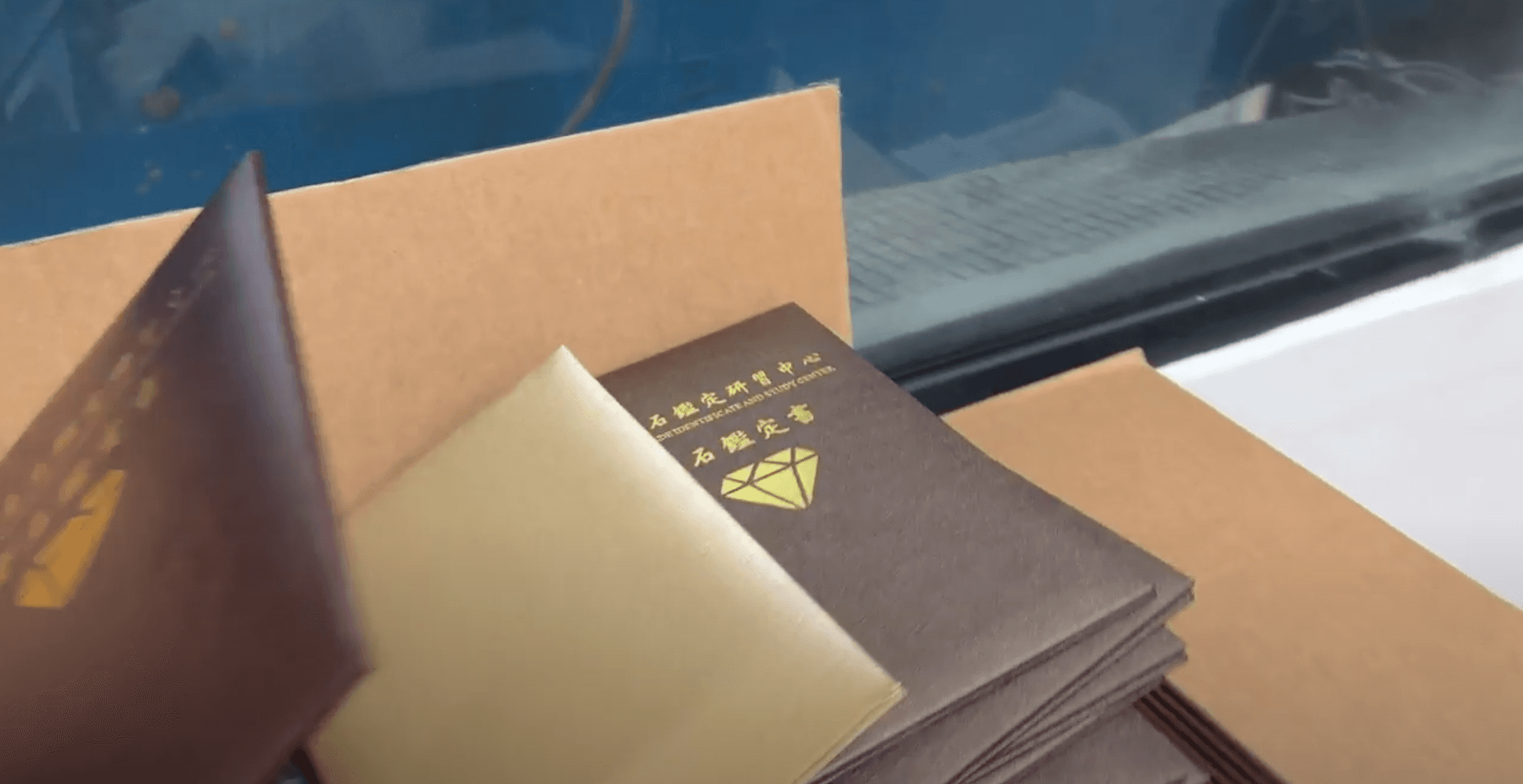 警方查扣偽冒的寶石證書。（刑事局提供）