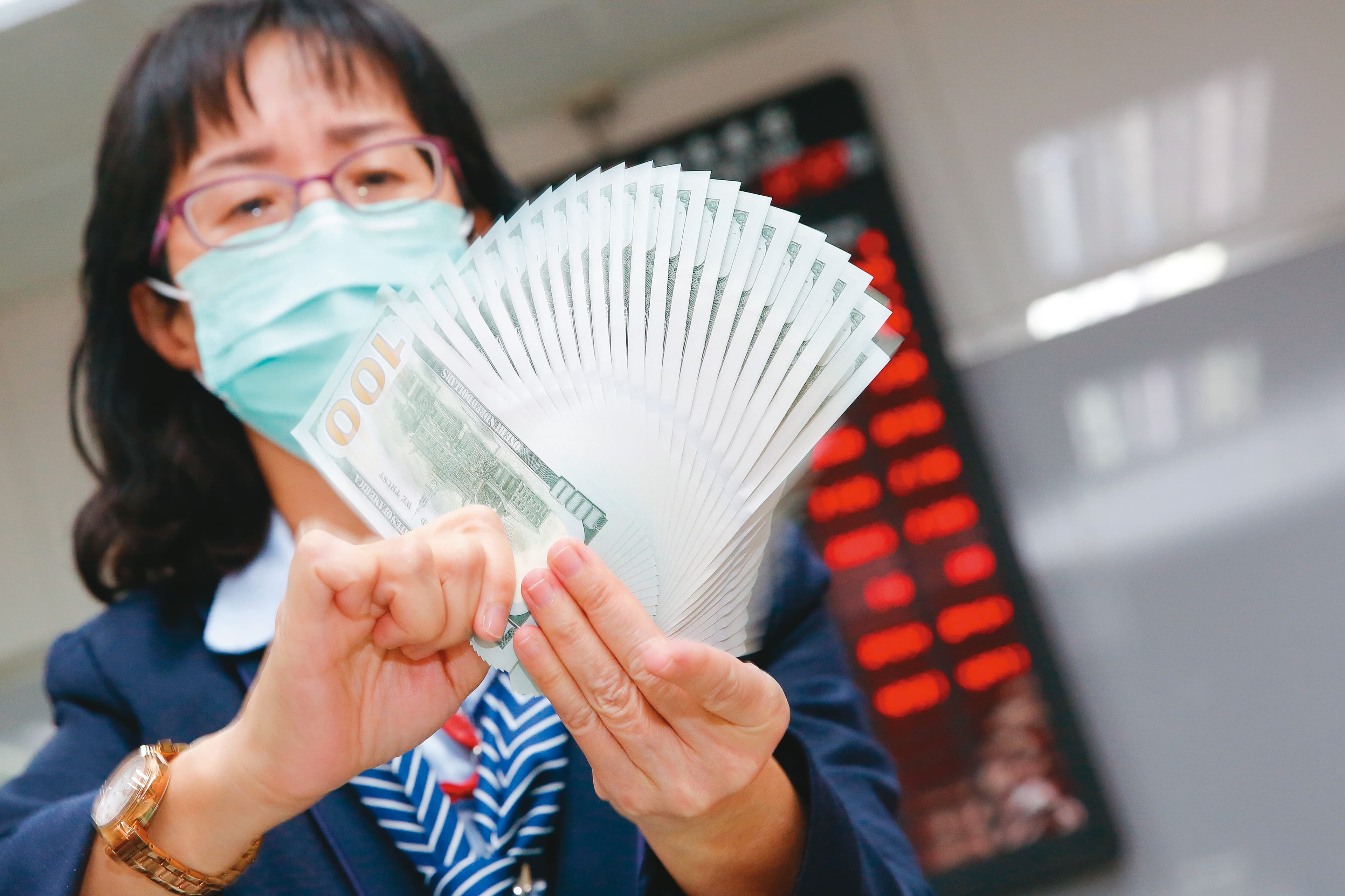 持有外幣計價保單，小心匯損吃掉獲利。