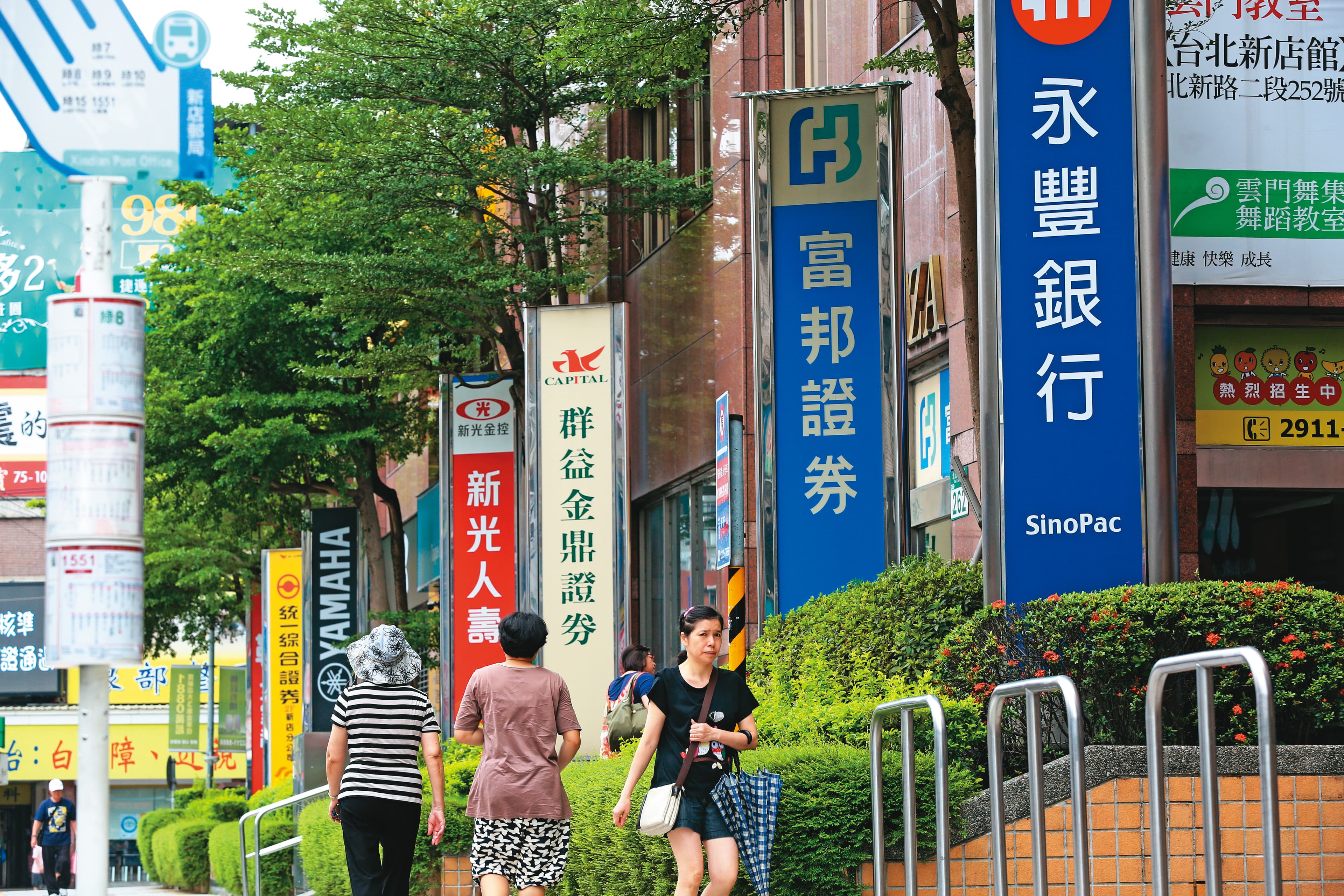 金融股表現平穩，殖利率相對高，是許多存股族的首選。
