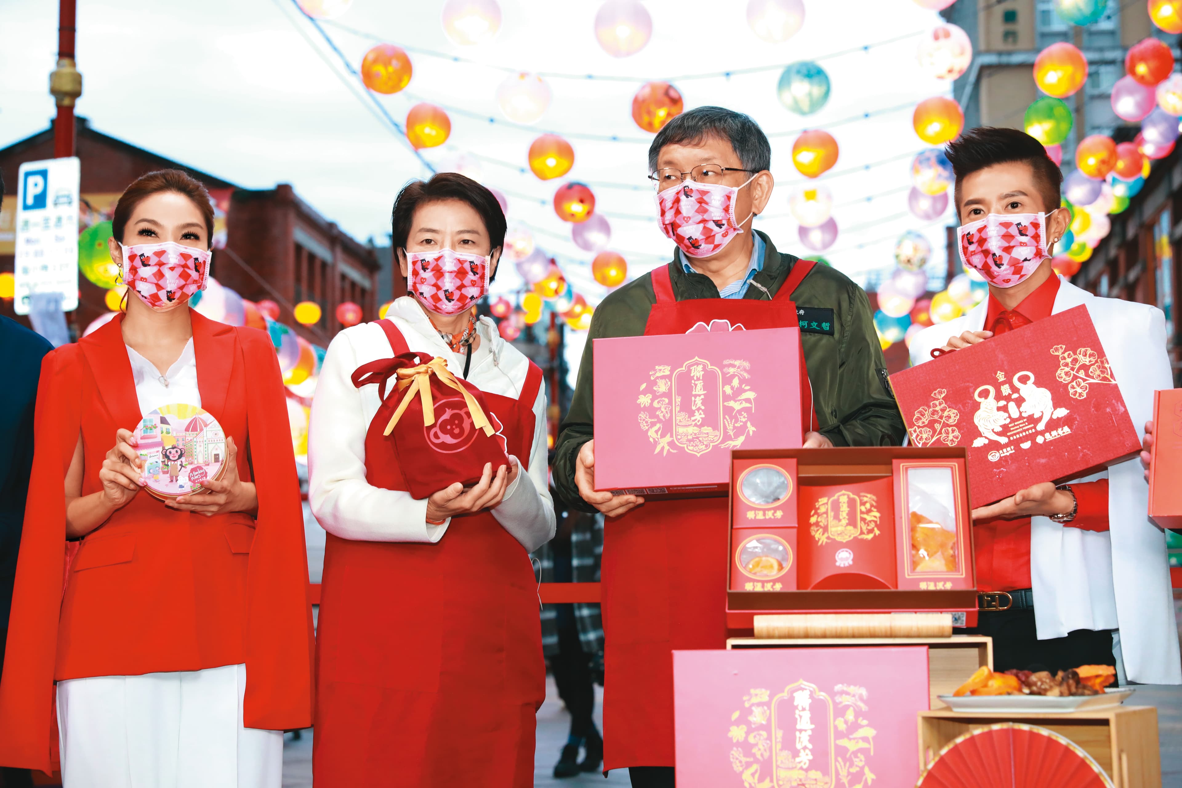 黃珊珊（左）21日與台北市長柯文哲（右）走訪年貨大街。