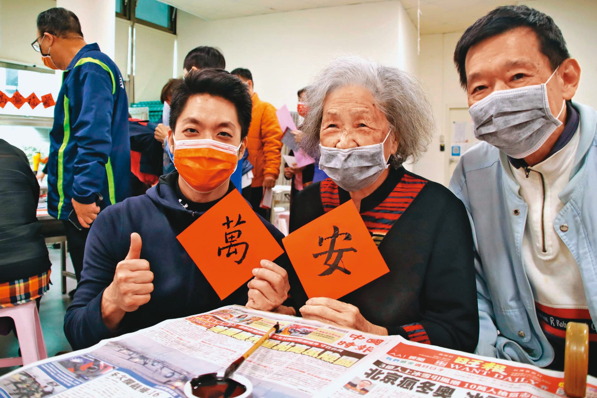 蔣萬安（左）日前參加北市松山區寫春聯活動，獲得民眾愛戴。（翻攝蔣萬安臉書）