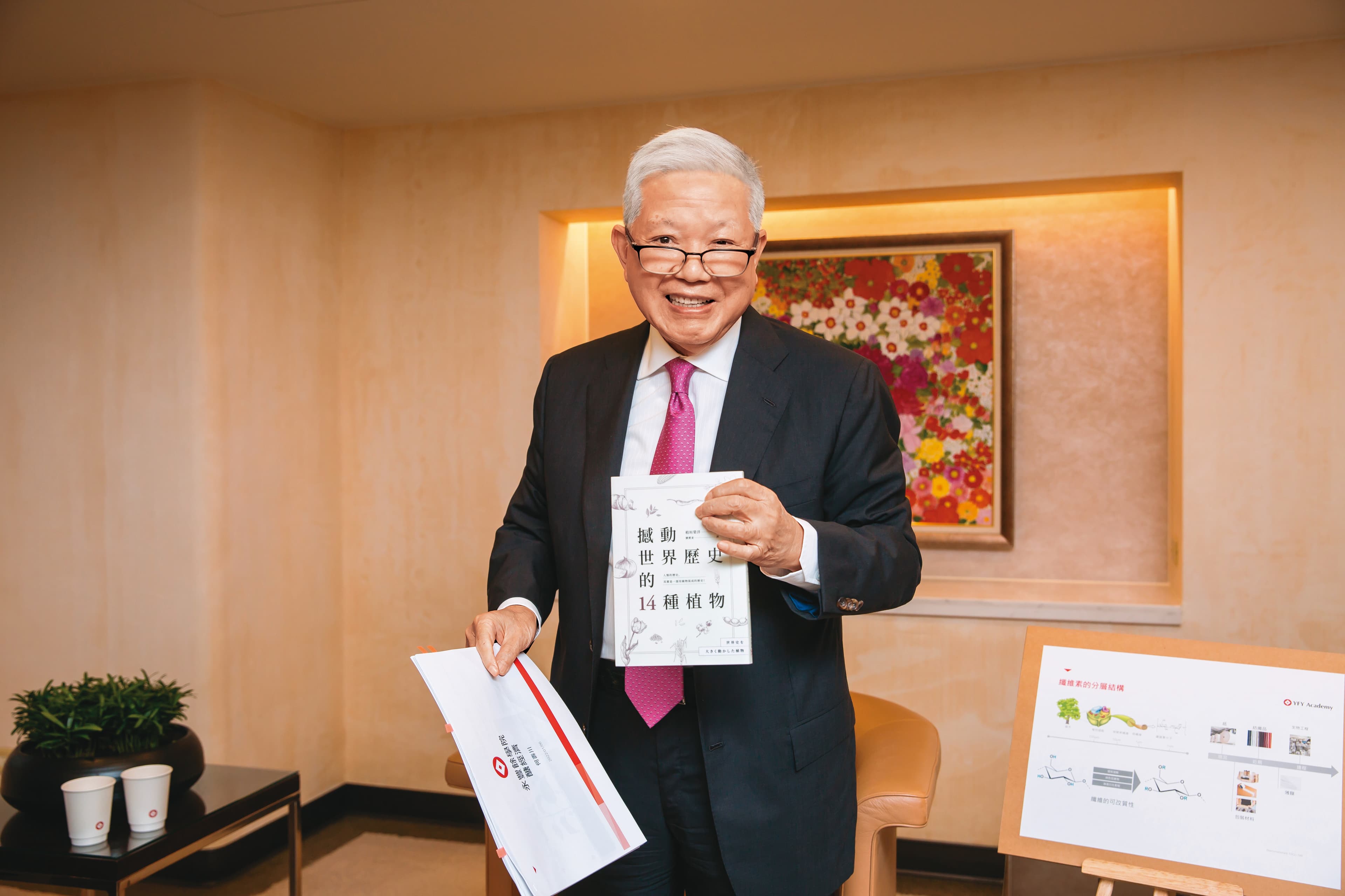 何壽川拿書出來解釋，植物在人類發展的重要性。