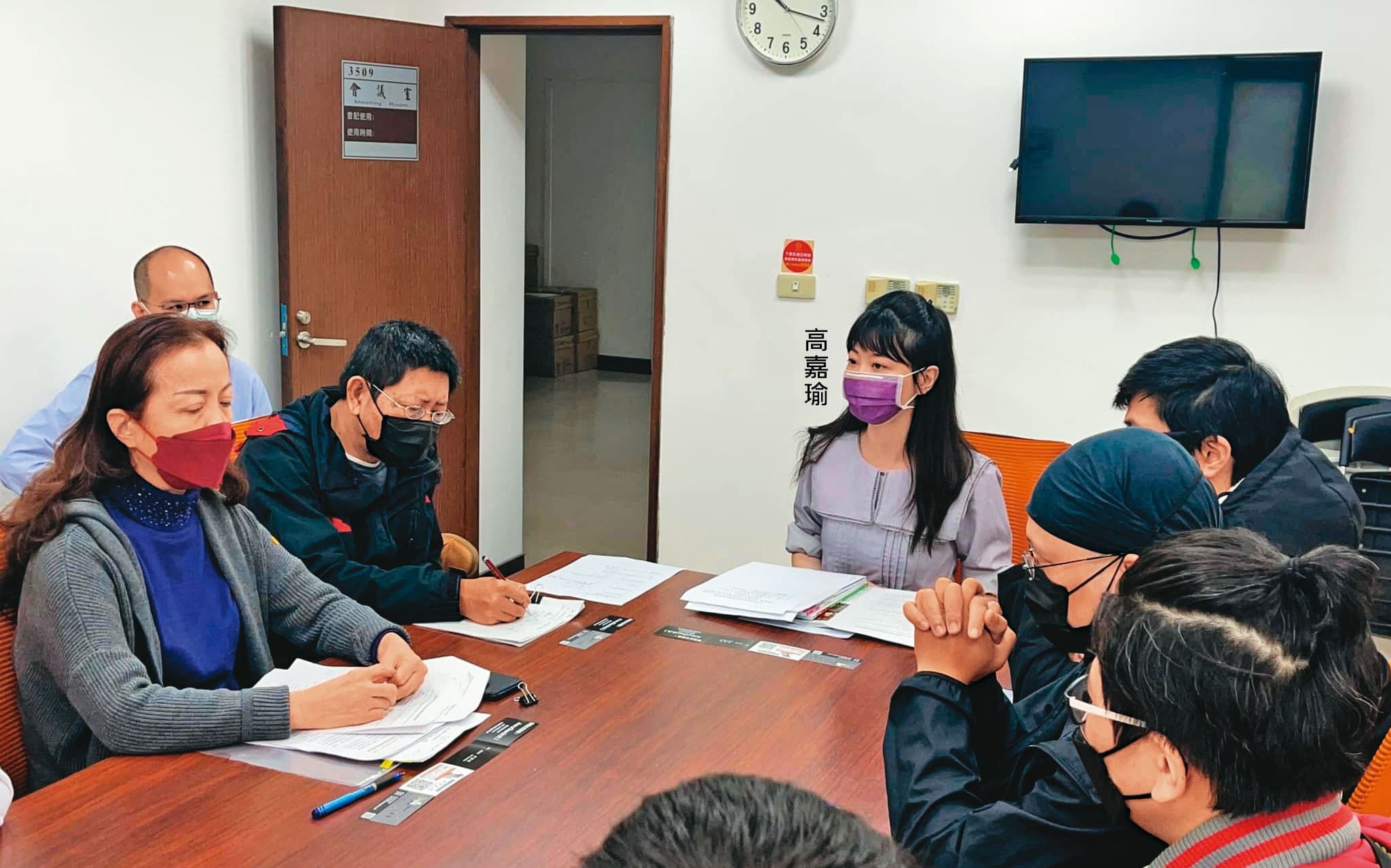 高嘉瑜逐漸走出家暴陰霾，為外送員用路權益在立院邀集業者與交通部研商。（翻攝高嘉瑜臉書）