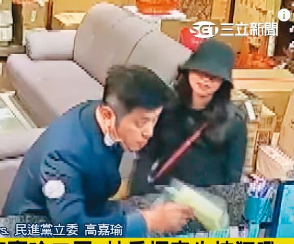 林秉樞（左）不滿副總統賴清德沒來參加母親告別式，竟強摘高嘉瑜（右）口罩，還不准工作人員拿口罩給高。（翻攝三立新聞）