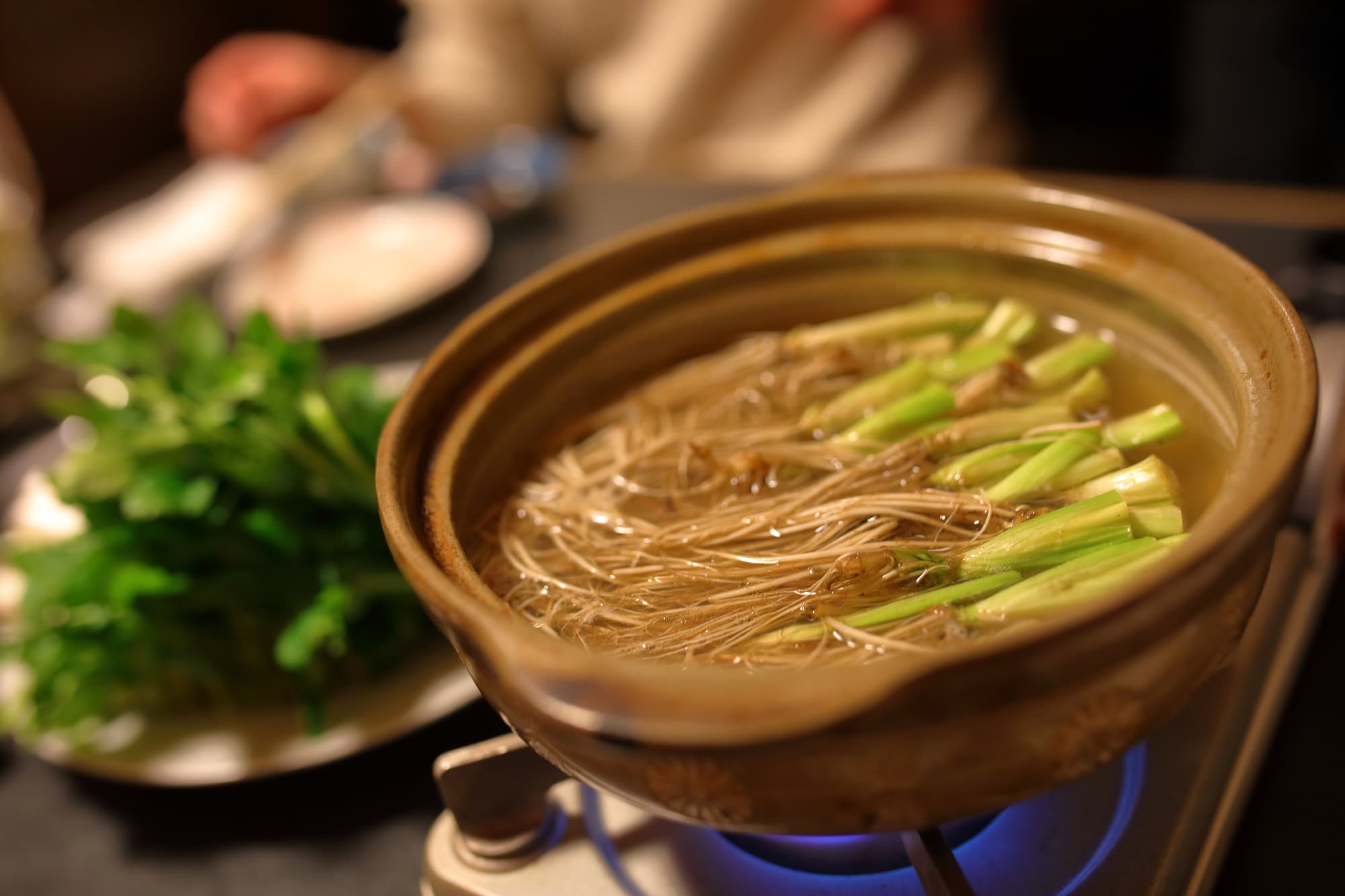 水芹鍋的味道簡單樸實，食材僅有水芹、鴨肉及醬油，高湯則是單純的鴨高湯。（Visit MIYAGI提供） 