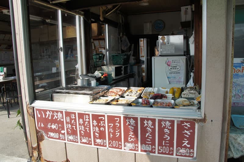 章魚、大蝦、干貝、花枝、海膽，都可現場燒烤來吃。（Visit MIYAGI提供）