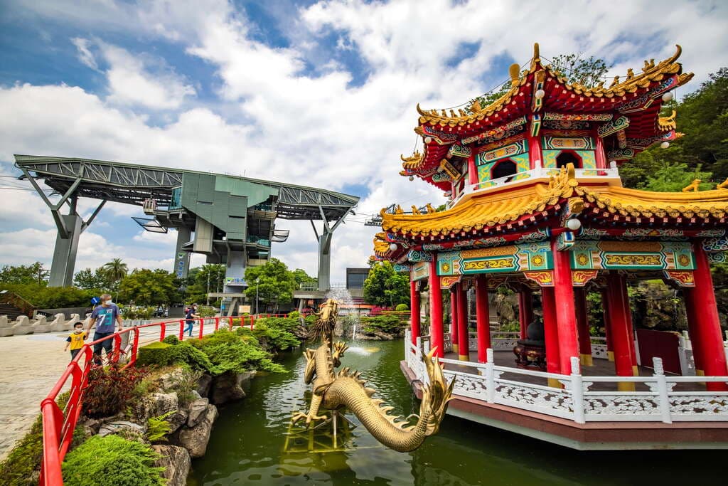 貓纜指南宮站旁有綠光平台，鄰近南北大縱走的起始點，而香火鼎盛的指南宮，其規模宏偉莊嚴，雕繪精巧金碧輝煌，是信徒必訪景點。（翻攝自台北旅遊網）