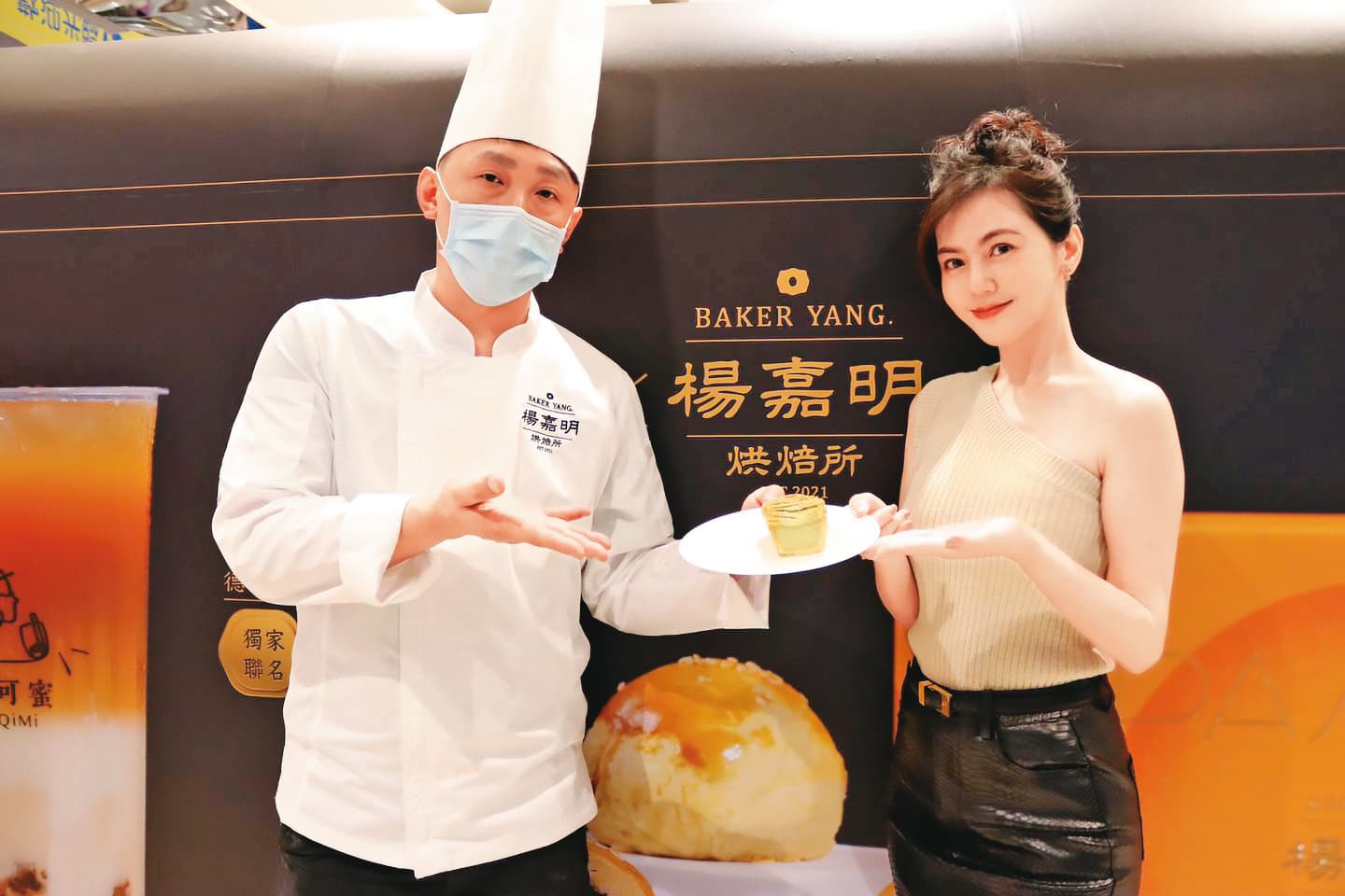 簡沛恩（右）去年邀香港烘焙師傅楊嘉明（左）合作、推出菠蘿酥。（翻攝自簡沛恩臉書）