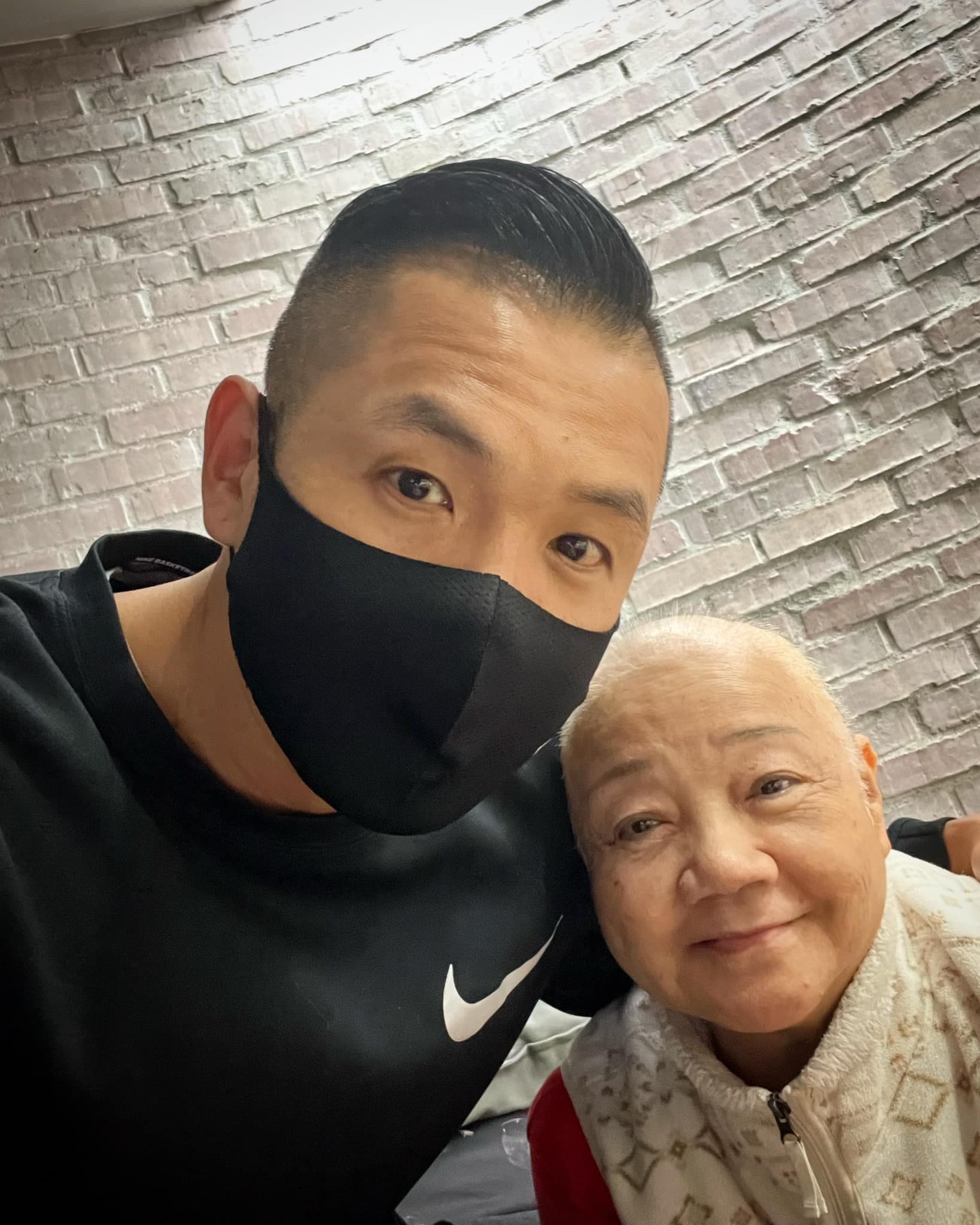 黑人在臉書透露母親罹患乳癌。（翻攝自黑人臉書）