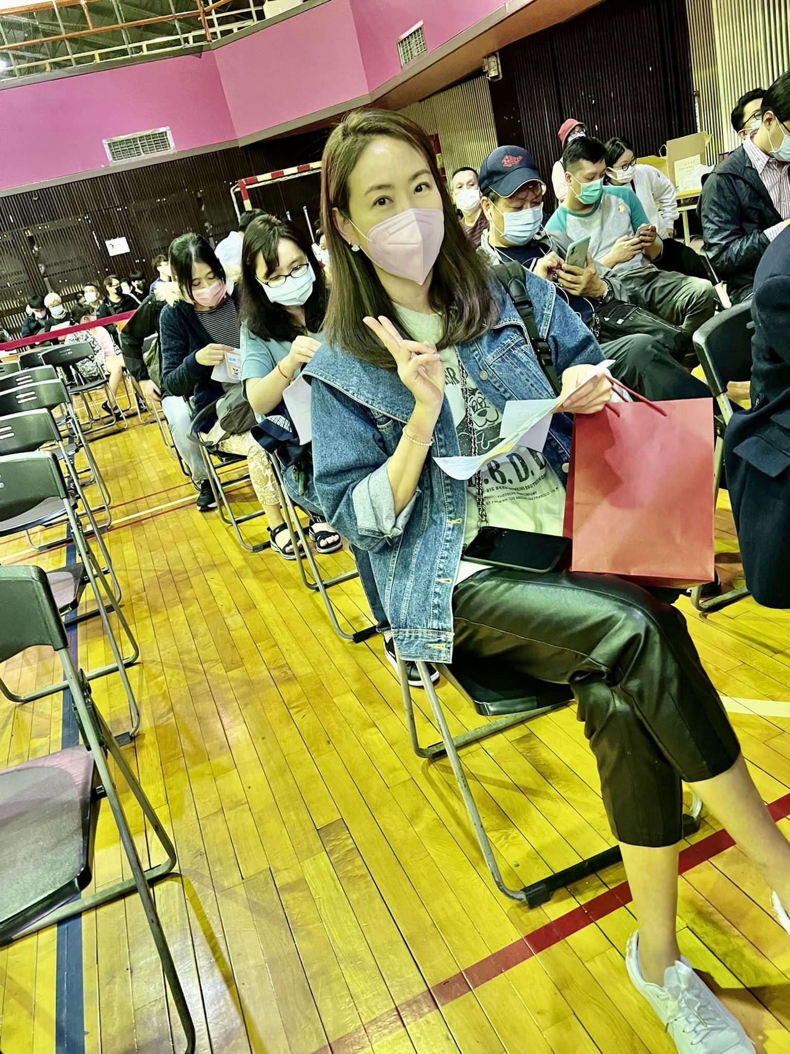 賈永婕到大型體育館接種高端疫苗。（翻攝賈永婕臉書）