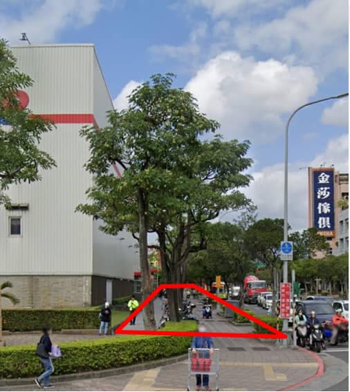 內湖好市多旁的人行道禁止停車。（翻攝內湖波麗士臉書）